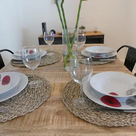 Bright Modern, Near Center And 10 Min From Beaches דירה *