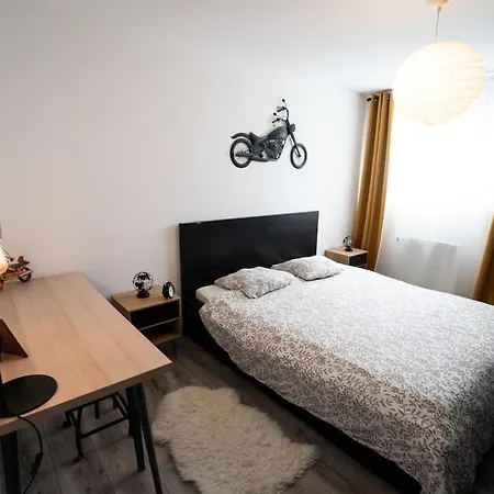 Bright Modern, Near Center And 10 Min From Beaches アパート