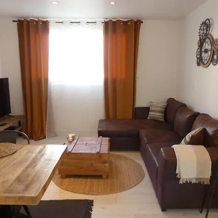 Bright Modern, Near Center And 10 Min From Beaches דירה